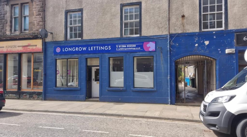 Lot: 90 - VACANT COMMERCIAL PREMISES WITH POTENTIAL - Ground floor commercial property in town centre location